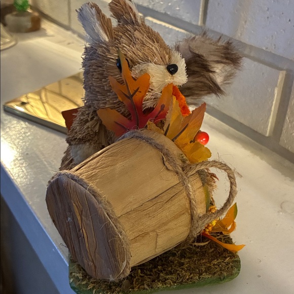 Autumn Squirrel Decoration Figurine - Picture 5 of 6